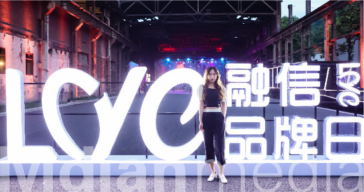 2021 融信520手机案例-11.jpg